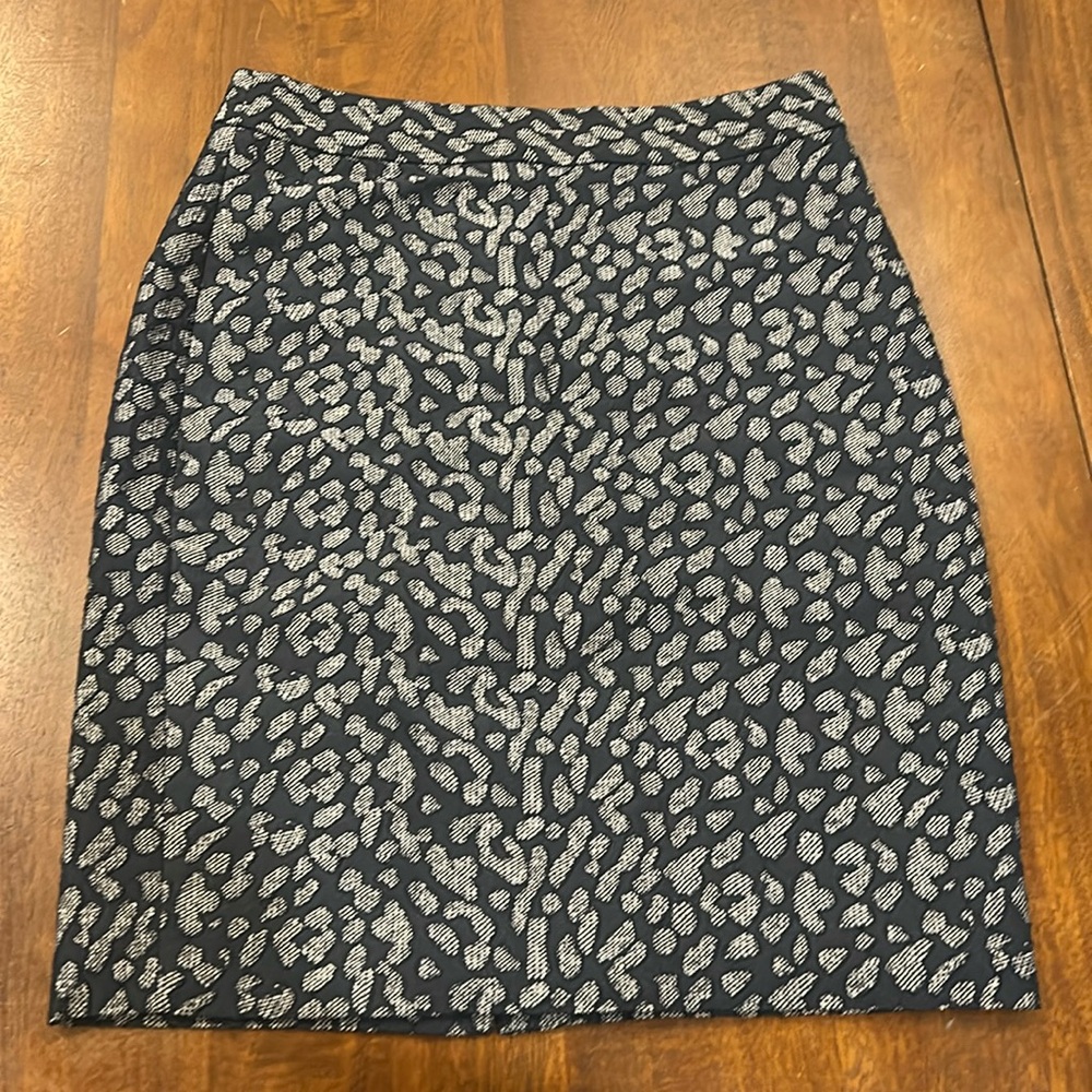 Banana Republic size 4 petite navy and white lined skirt with slit.Beautiful